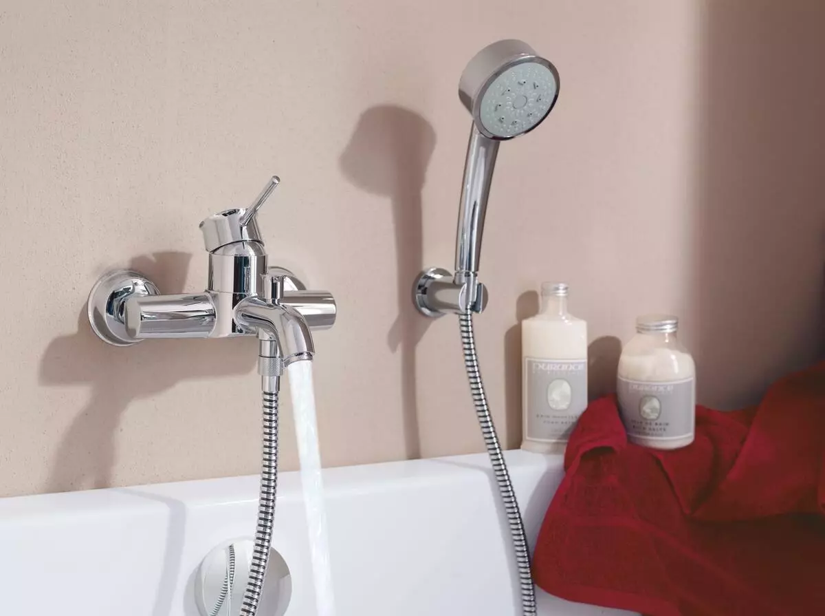 Sekoittimet, joissa on suihku kylpyyn (80 kuvaa): Miten valita? Venäläiset suihkusuihkutut nosturit, Saksasta ja muista maista, kahden hengen huoneista ja yhden taitaisesta, omistajan arvosteluja 10380_51