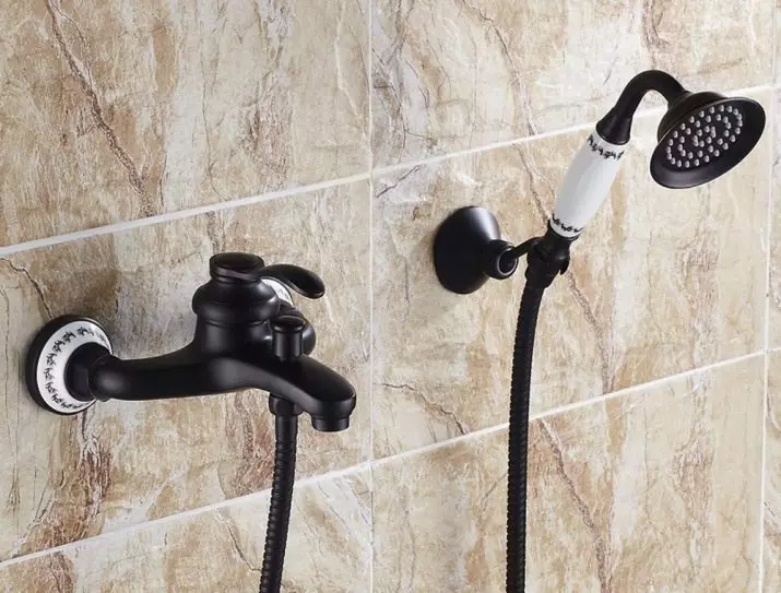 Misturadores com chuveiro para um banho (80 fotos): Como escolher? Guindastes de chuveiro russo, de Alemanha e outros países, quarto de casal e arte única, proprietário 10380_58