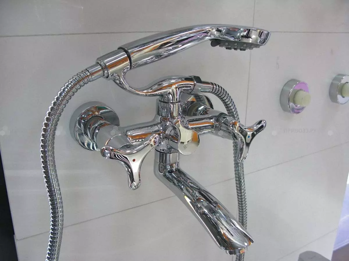 Mixers with a shower for a bath (80 photos): how to choose? Russian shower cranes, from Germany and other countries, double-room and single-art, owner reviews 10380_66