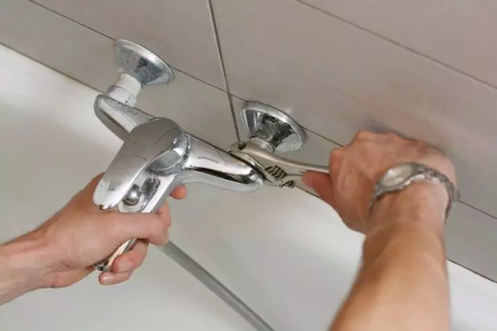 Blandere med brusebad til et bad (80 billeder): Hvordan vælger du? Russiske brusebadkraner, fra Tyskland og andre lande, Dobbeltværelser og Enkelt kunst, Ejerbedømmelser 10380_75