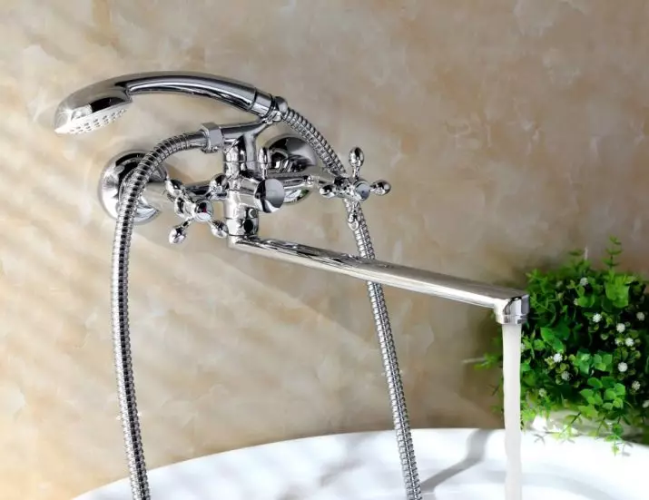 Misturadores com chuveiro para um banho (80 fotos): Como escolher? Guindastes de chuveiro russo, de Alemanha e outros países, quarto de casal e arte única, proprietário 10380_80