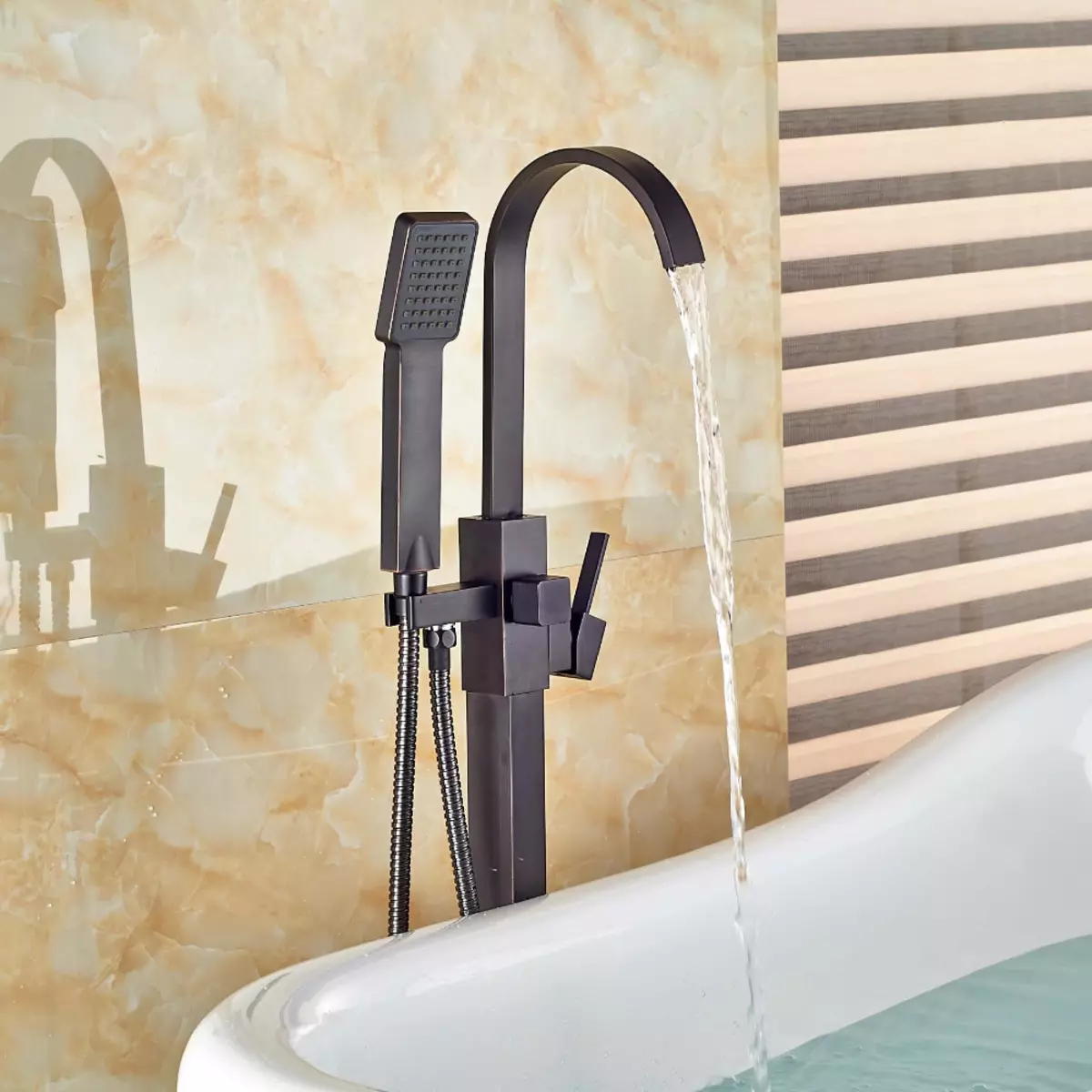 Juoda dušo maišytuvai: Vonios kambario maišytuvų modeliai su matiniu paviršiumi ir kitomis juodomis parinktimėmis 10381_17