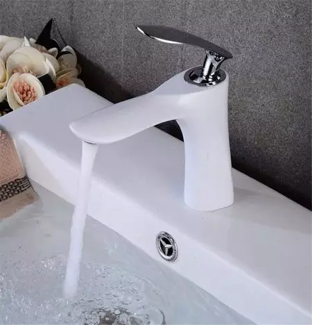 Kren untuk bilik mandi: untuk tenggelam dan mandi, model lantai dengan pengusiran yang panjang, kren dari Jerman dan model lain. Bagaimana untuk memilihnya? 10384_32