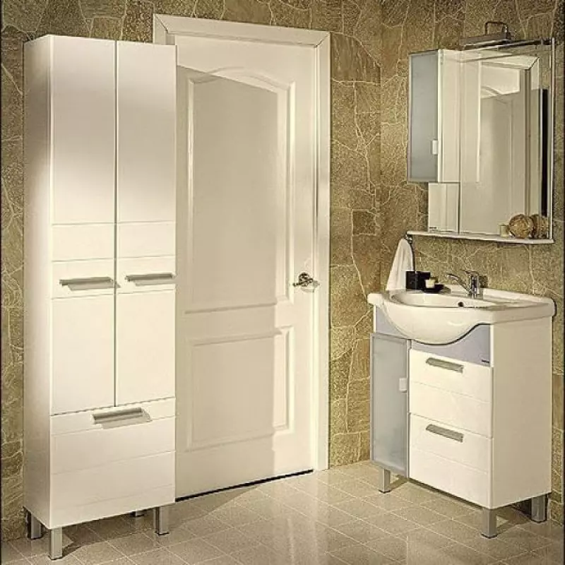 Kabinet di bilik mandi (96 foto): Model terbina dalam dan almari, model plastik dan plasterboard. Apakah ketinggian untuk menggantung loker ke atas sinki? 10388_15
