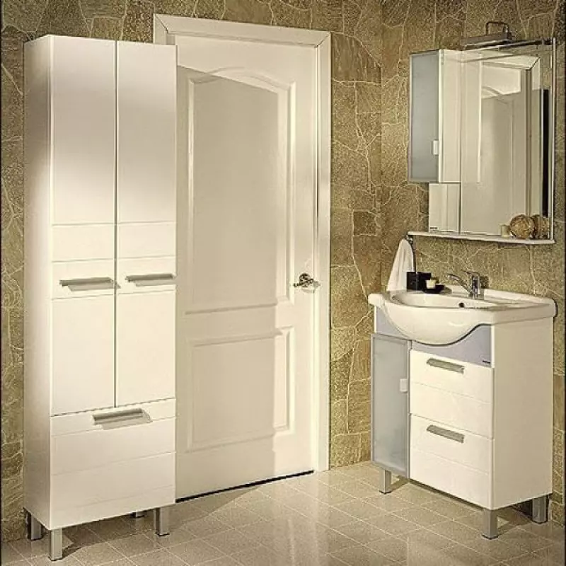 Mga cabinet sa banyo (96 mga larawan): built-in at wardrobe, plastic at plasterboard models. Ano ang taas na mag-hang sa locker sa lababo? 10388_15