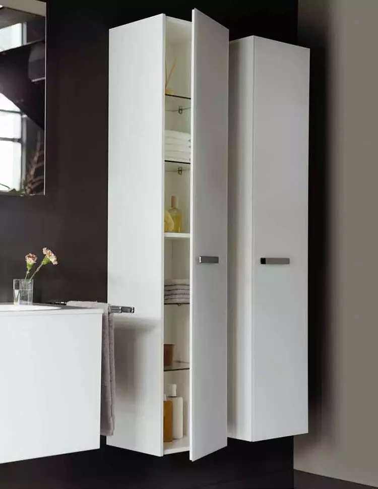 Kabinet di bilik mandi (96 foto): Model terbina dalam dan almari, model plastik dan plasterboard. Apakah ketinggian untuk menggantung loker ke atas sinki? 10388_17