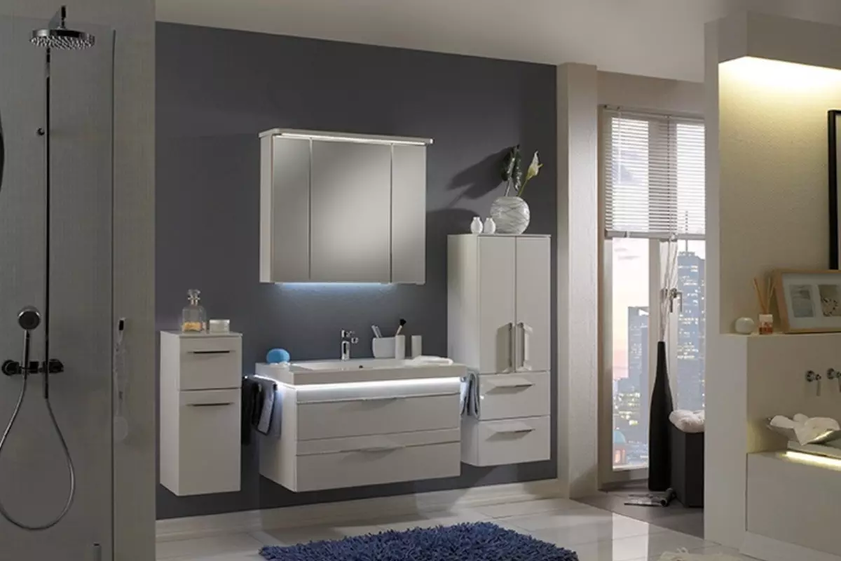 Kabinet di bilik mandi (96 foto): Model terbina dalam dan almari, model plastik dan plasterboard. Apakah ketinggian untuk menggantung loker ke atas sinki? 10388_3