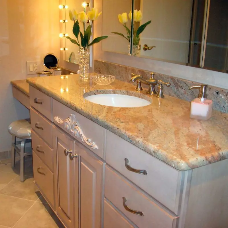 Tabletop v kúpeľni pod umývadlom (67 fotografií): z dlaždíc a mozaikových, akrylových a vlhkosti odolných voči dlaždice a ďalšie možnosti. Optimálna výška tabuľky pod umývadlom 10393_10