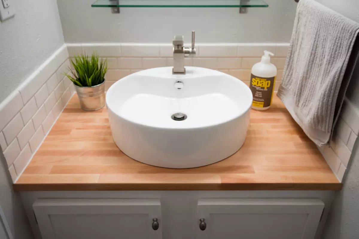 Tabletop v kúpeľni pod umývadlom (67 fotografií): z dlaždíc a mozaikových, akrylových a vlhkosti odolných voči dlaždice a ďalšie možnosti. Optimálna výška tabuľky pod umývadlom 10393_11
