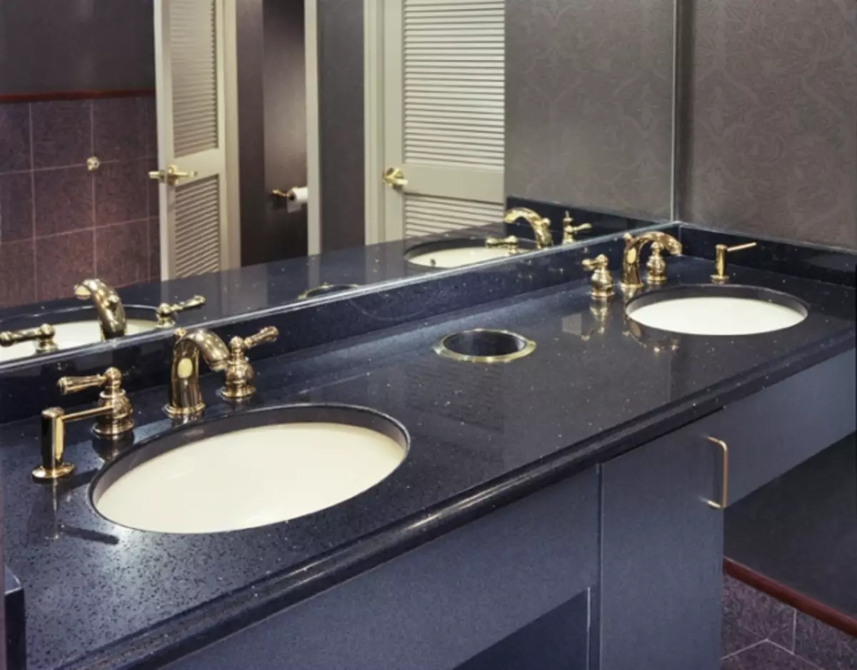 Tabletop v kúpeľni pod umývadlom (67 fotografií): z dlaždíc a mozaikových, akrylových a vlhkosti odolných voči dlaždice a ďalšie možnosti. Optimálna výška tabuľky pod umývadlom 10393_12
