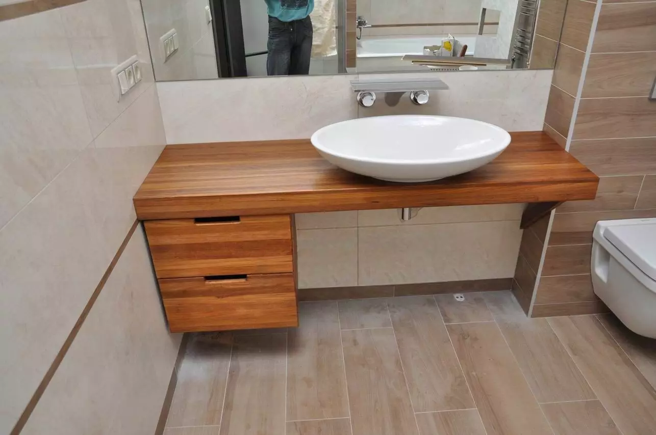 Tabletop v kúpeľni pod umývadlom (67 fotografií): z dlaždíc a mozaikových, akrylových a vlhkosti odolných voči dlaždice a ďalšie možnosti. Optimálna výška tabuľky pod umývadlom 10393_14