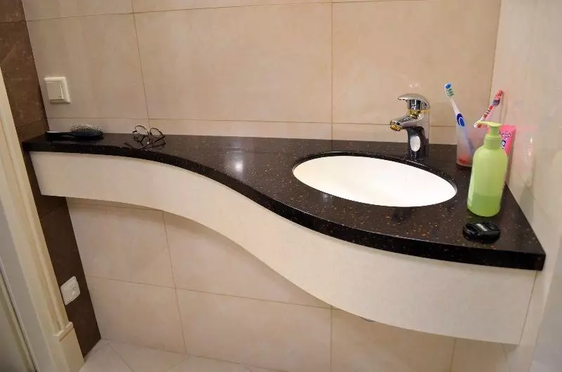 Tabletop v kúpeľni pod umývadlom (67 fotografií): z dlaždíc a mozaikových, akrylových a vlhkosti odolných voči dlaždice a ďalšie možnosti. Optimálna výška tabuľky pod umývadlom 10393_15
