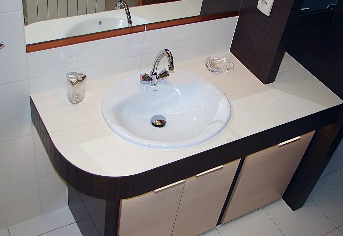 Tabletop v kúpeľni pod umývadlom (67 fotografií): z dlaždíc a mozaikových, akrylových a vlhkosti odolných voči dlaždice a ďalšie možnosti. Optimálna výška tabuľky pod umývadlom 10393_16