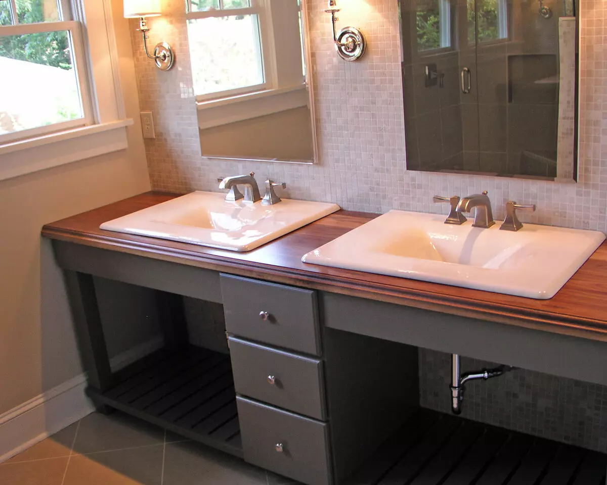 Tabletop v kúpeľni pod umývadlom (67 fotografií): z dlaždíc a mozaikových, akrylových a vlhkosti odolných voči dlaždice a ďalšie možnosti. Optimálna výška tabuľky pod umývadlom 10393_17
