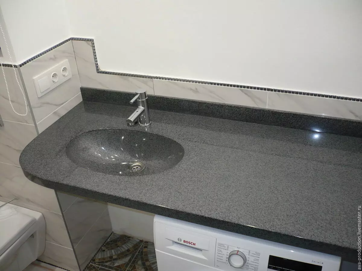 Tabletop v kúpeľni pod umývadlom (67 fotografií): z dlaždíc a mozaikových, akrylových a vlhkosti odolných voči dlaždice a ďalšie možnosti. Optimálna výška tabuľky pod umývadlom 10393_18