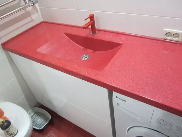 Tabletop v kúpeľni pod umývadlom (67 fotografií): z dlaždíc a mozaikových, akrylových a vlhkosti odolných voči dlaždice a ďalšie možnosti. Optimálna výška tabuľky pod umývadlom 10393_19