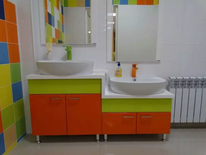 Tabletop v kúpeľni pod umývadlom (67 fotografií): z dlaždíc a mozaikových, akrylových a vlhkosti odolných voči dlaždice a ďalšie možnosti. Optimálna výška tabuľky pod umývadlom 10393_20