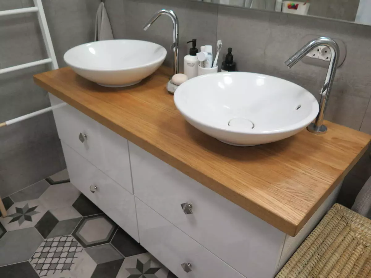 Tabletop v kúpeľni pod umývadlom (67 fotografií): z dlaždíc a mozaikových, akrylových a vlhkosti odolných voči dlaždice a ďalšie možnosti. Optimálna výška tabuľky pod umývadlom 10393_22