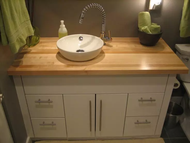 Tabletop v kúpeľni pod umývadlom (67 fotografií): z dlaždíc a mozaikových, akrylových a vlhkosti odolných voči dlaždice a ďalšie možnosti. Optimálna výška tabuľky pod umývadlom 10393_25
