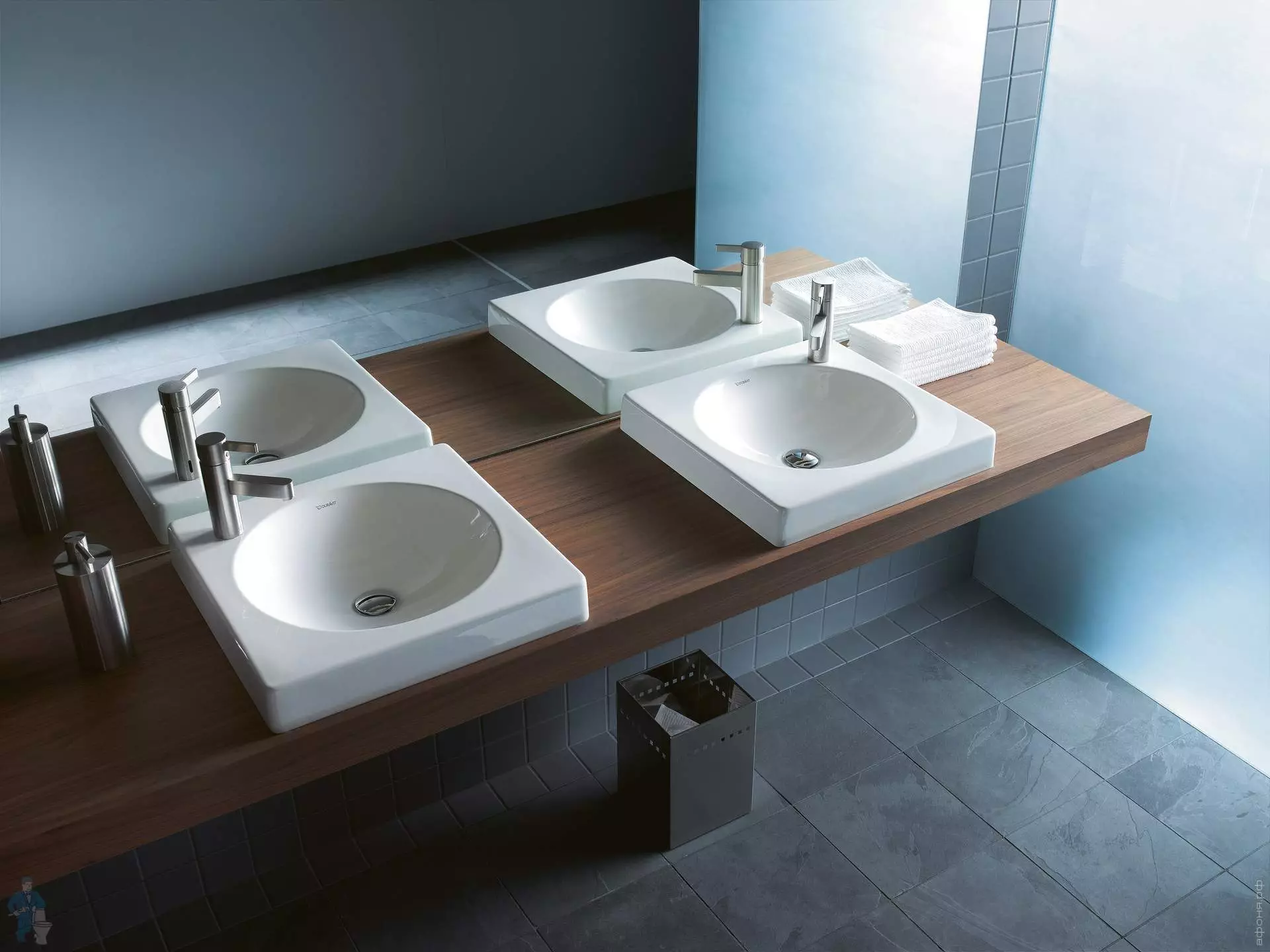 Tabletop v kúpeľni pod umývadlom (67 fotografií): z dlaždíc a mozaikových, akrylových a vlhkosti odolných voči dlaždice a ďalšie možnosti. Optimálna výška tabuľky pod umývadlom 10393_26