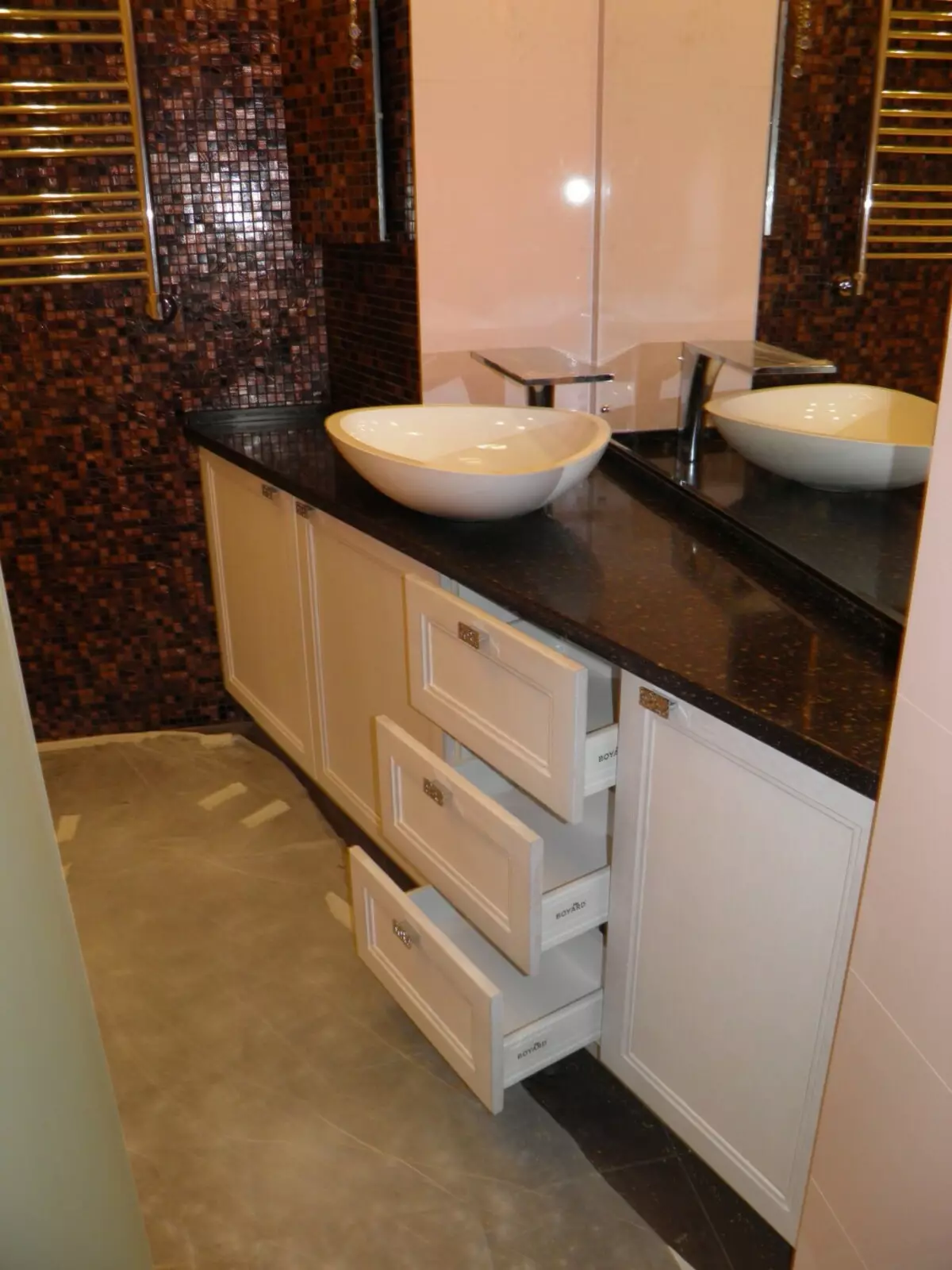 Tabletop v kúpeľni pod umývadlom (67 fotografií): z dlaždíc a mozaikových, akrylových a vlhkosti odolných voči dlaždice a ďalšie možnosti. Optimálna výška tabuľky pod umývadlom 10393_28
