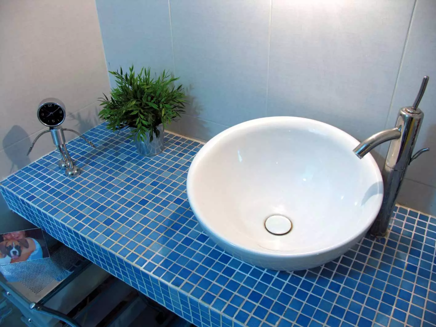 Tabletop v kúpeľni pod umývadlom (67 fotografií): z dlaždíc a mozaikových, akrylových a vlhkosti odolných voči dlaždice a ďalšie možnosti. Optimálna výška tabuľky pod umývadlom 10393_29
