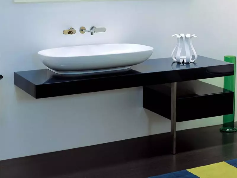 Tabletop v kúpeľni pod umývadlom (67 fotografií): z dlaždíc a mozaikových, akrylových a vlhkosti odolných voči dlaždice a ďalšie možnosti. Optimálna výška tabuľky pod umývadlom 10393_3