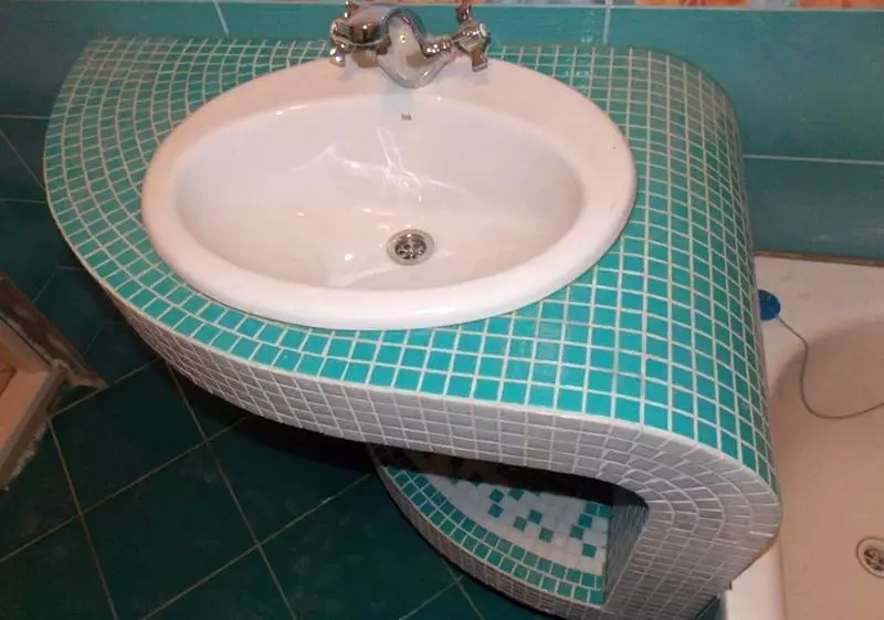 Tabletop v kúpeľni pod umývadlom (67 fotografií): z dlaždíc a mozaikových, akrylových a vlhkosti odolných voči dlaždice a ďalšie možnosti. Optimálna výška tabuľky pod umývadlom 10393_30
