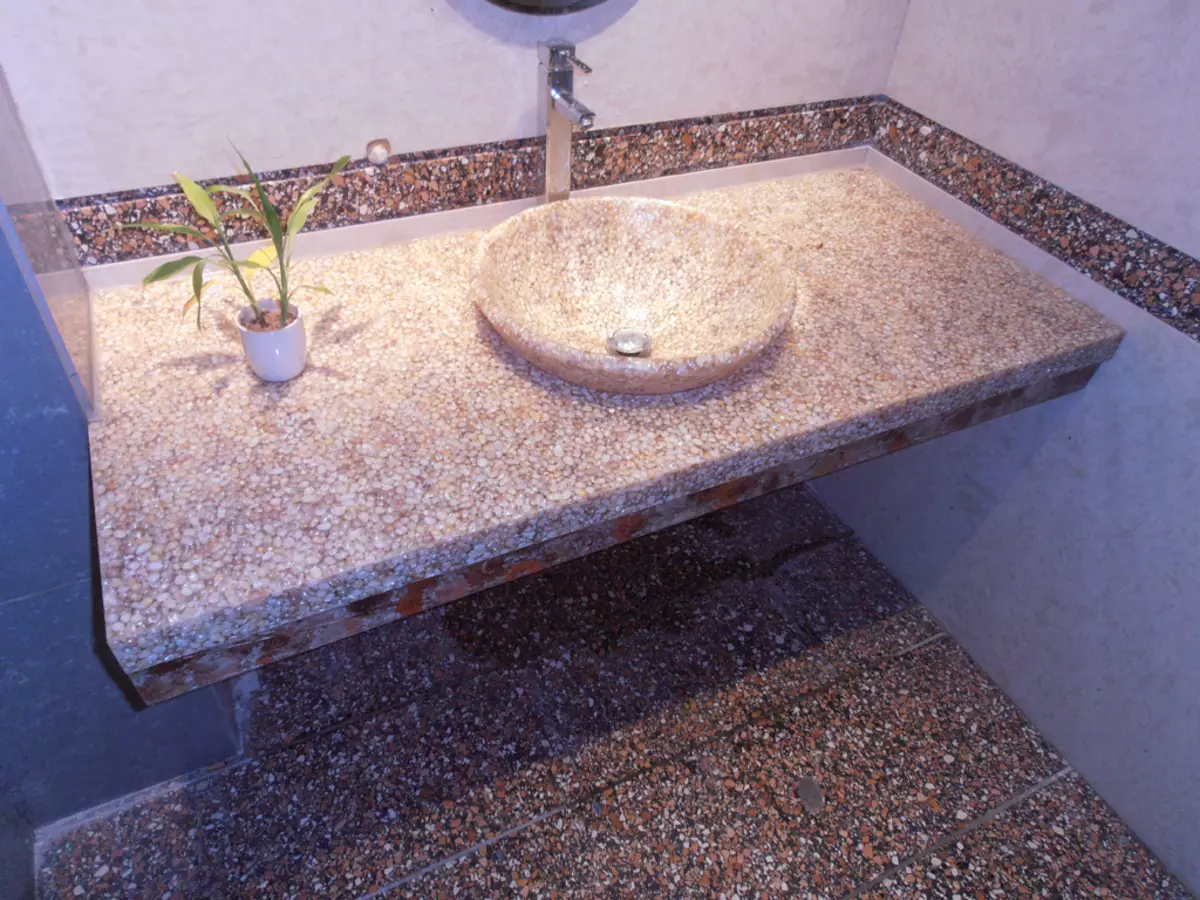 Tabletop v kúpeľni pod umývadlom (67 fotografií): z dlaždíc a mozaikových, akrylových a vlhkosti odolných voči dlaždice a ďalšie možnosti. Optimálna výška tabuľky pod umývadlom 10393_31