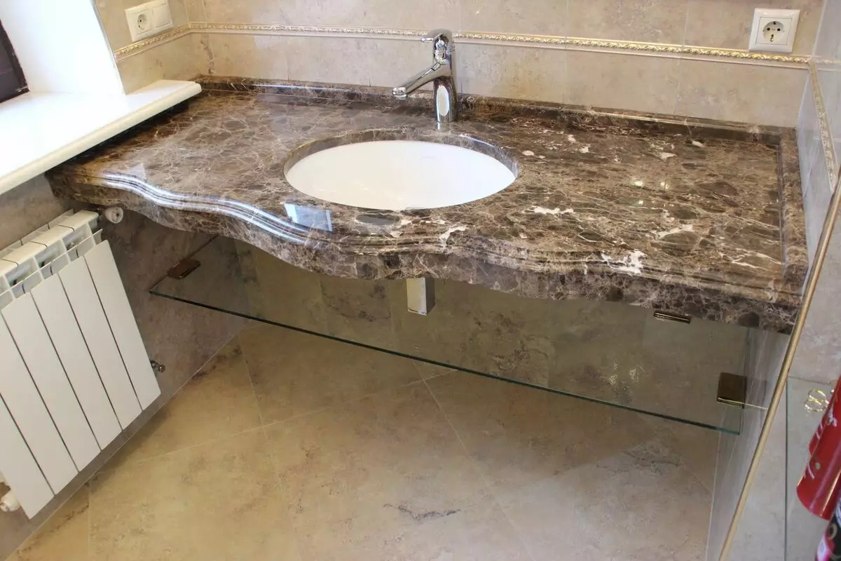 Tabletop v kúpeľni pod umývadlom (67 fotografií): z dlaždíc a mozaikových, akrylových a vlhkosti odolných voči dlaždice a ďalšie možnosti. Optimálna výška tabuľky pod umývadlom 10393_32
