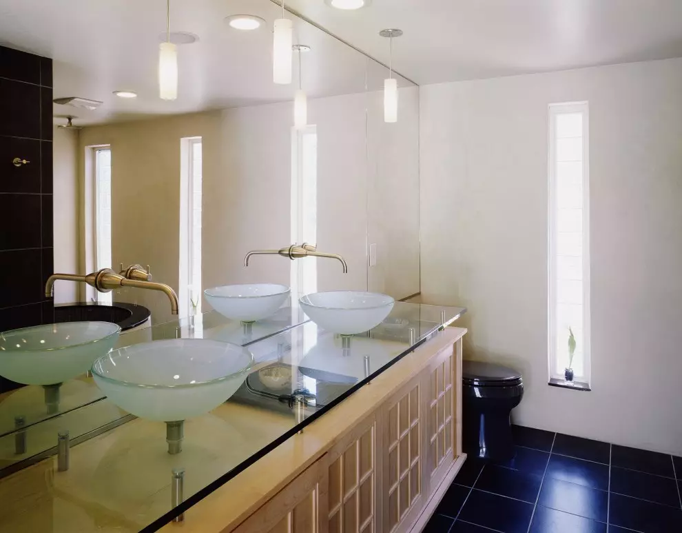 Tabletop v kúpeľni pod umývadlom (67 fotografií): z dlaždíc a mozaikových, akrylových a vlhkosti odolných voči dlaždice a ďalšie možnosti. Optimálna výška tabuľky pod umývadlom 10393_34