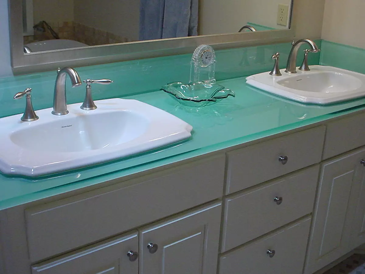 Tabletop v kúpeľni pod umývadlom (67 fotografií): z dlaždíc a mozaikových, akrylových a vlhkosti odolných voči dlaždice a ďalšie možnosti. Optimálna výška tabuľky pod umývadlom 10393_35