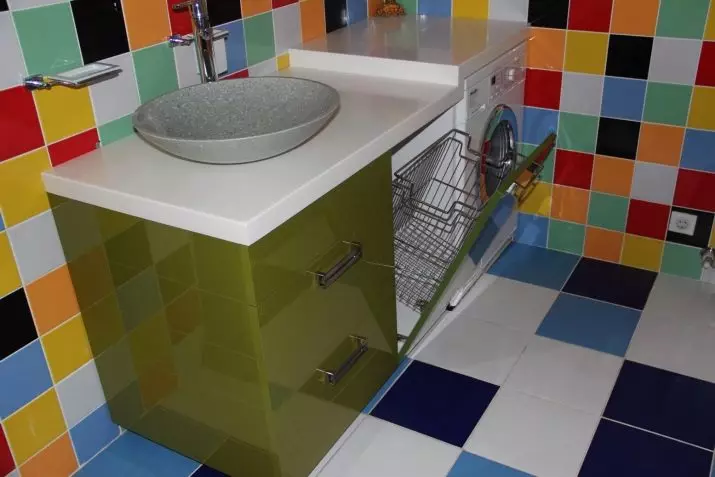 Tabletop v kúpeľni pod umývadlom (67 fotografií): z dlaždíc a mozaikových, akrylových a vlhkosti odolných voči dlaždice a ďalšie možnosti. Optimálna výška tabuľky pod umývadlom 10393_38