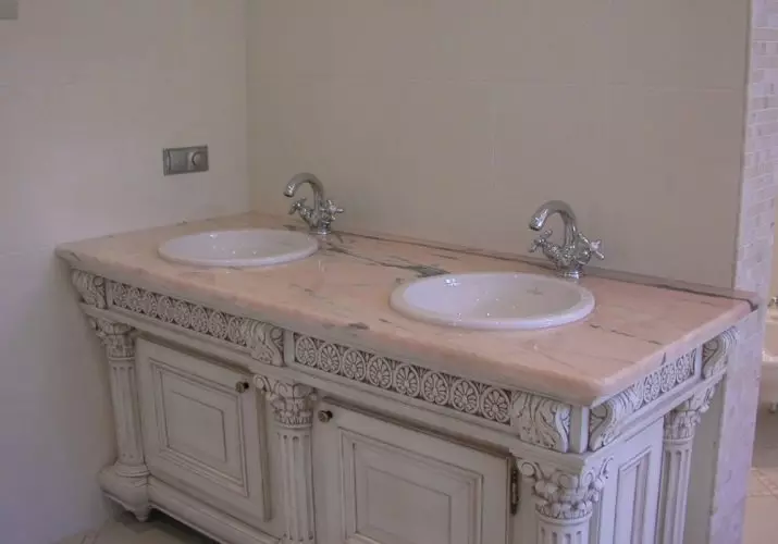 Tabletop v kúpeľni pod umývadlom (67 fotografií): z dlaždíc a mozaikových, akrylových a vlhkosti odolných voči dlaždice a ďalšie možnosti. Optimálna výška tabuľky pod umývadlom 10393_44