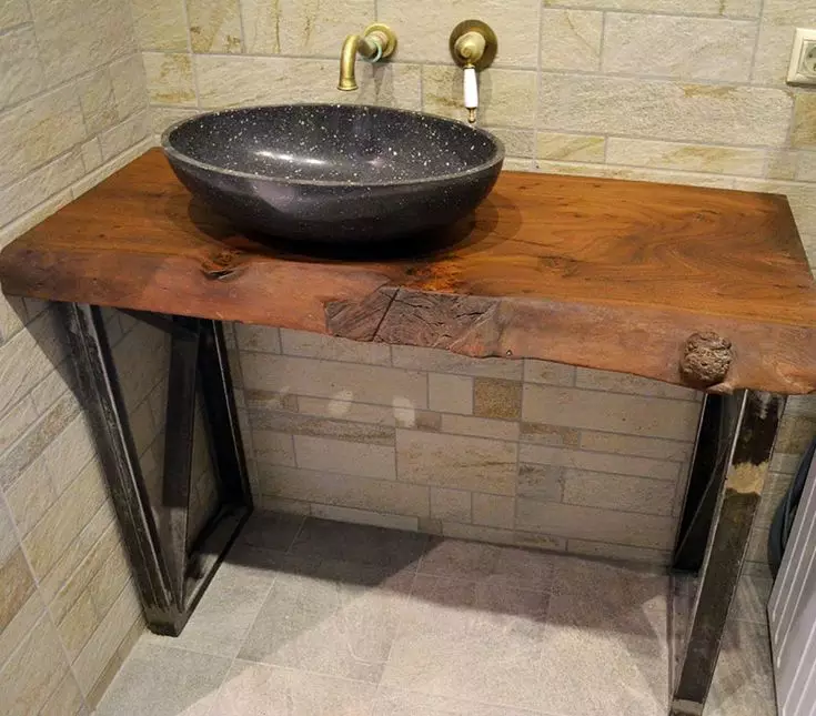 Tabletop v kúpeľni pod umývadlom (67 fotografií): z dlaždíc a mozaikových, akrylových a vlhkosti odolných voči dlaždice a ďalšie možnosti. Optimálna výška tabuľky pod umývadlom 10393_46