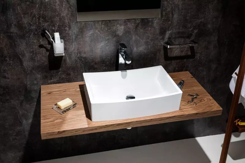Tabletop v kúpeľni pod umývadlom (67 fotografií): z dlaždíc a mozaikových, akrylových a vlhkosti odolných voči dlaždice a ďalšie možnosti. Optimálna výška tabuľky pod umývadlom 10393_5