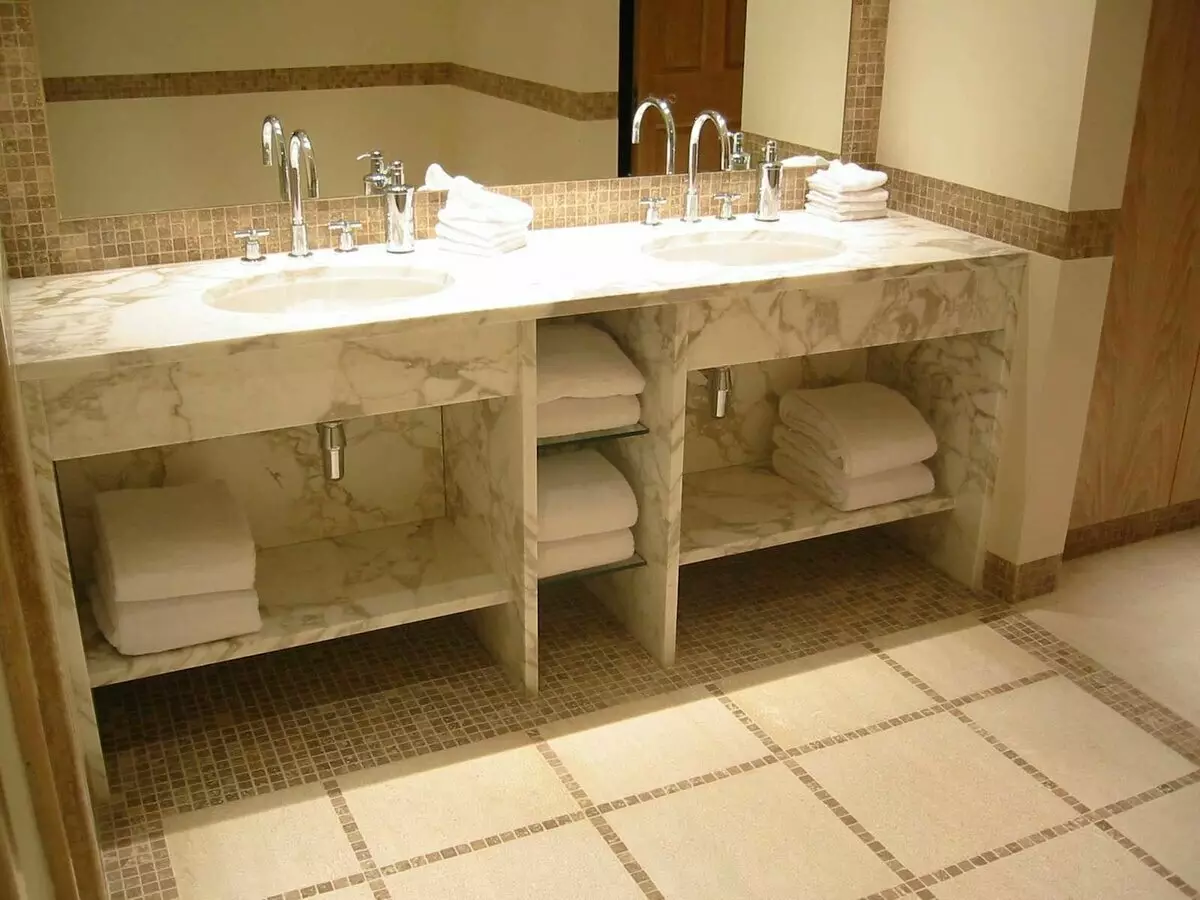 Tabletop v kúpeľni pod umývadlom (67 fotografií): z dlaždíc a mozaikových, akrylových a vlhkosti odolných voči dlaždice a ďalšie možnosti. Optimálna výška tabuľky pod umývadlom 10393_54