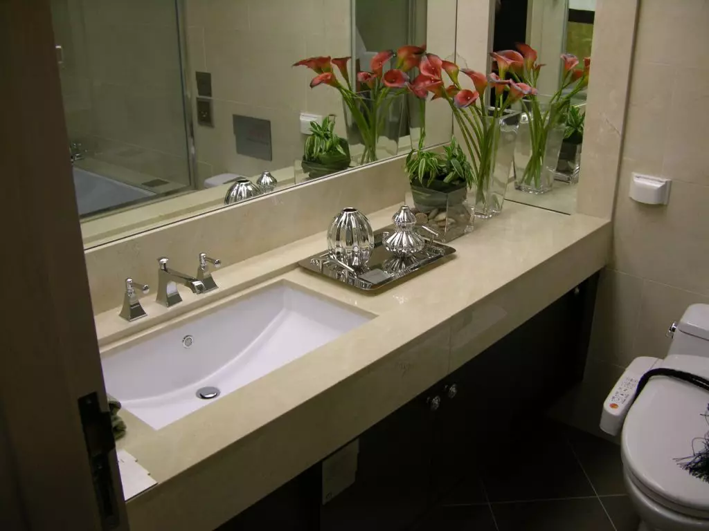 Tabletop v kúpeľni pod umývadlom (67 fotografií): z dlaždíc a mozaikových, akrylových a vlhkosti odolných voči dlaždice a ďalšie možnosti. Optimálna výška tabuľky pod umývadlom 10393_6
