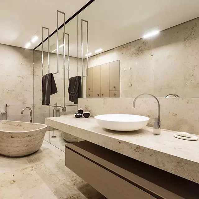 Tabletop v kúpeľni pod umývadlom (67 fotografií): z dlaždíc a mozaikových, akrylových a vlhkosti odolných voči dlaždice a ďalšie možnosti. Optimálna výška tabuľky pod umývadlom 10393_7