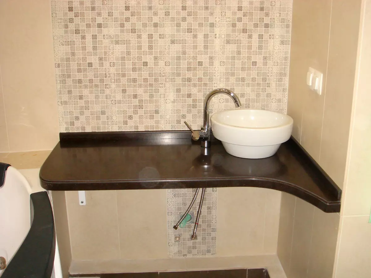 Tabletop v kúpeľni pod umývadlom (67 fotografií): z dlaždíc a mozaikových, akrylových a vlhkosti odolných voči dlaždice a ďalšie možnosti. Optimálna výška tabuľky pod umývadlom 10393_8
