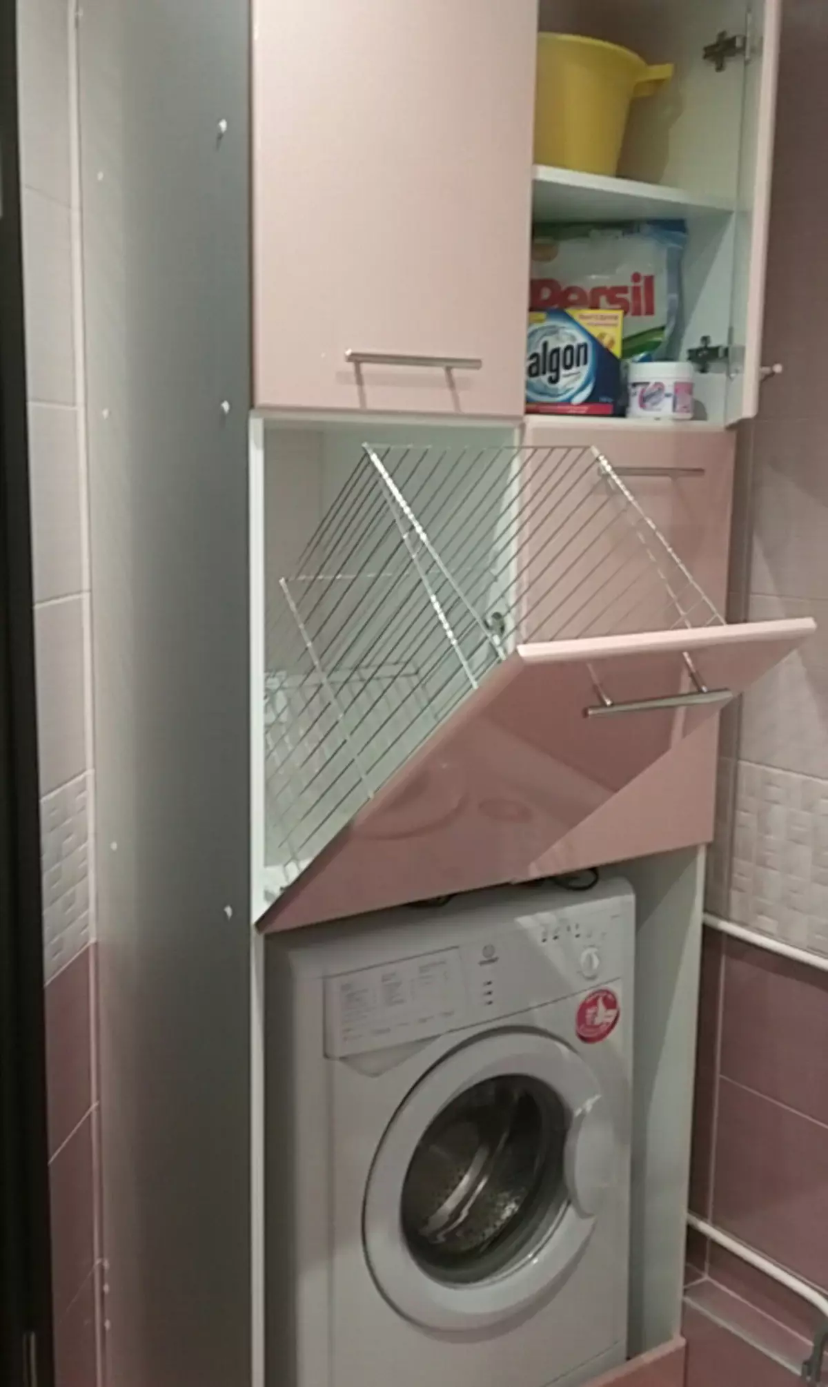 Шкаф над стиральной машиной в ванной