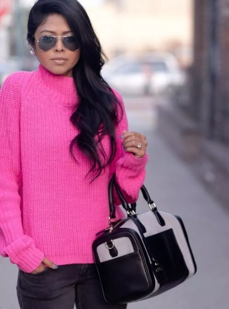 Suéter rosa (62 fotos): Qué usar, suéter, suavemente rosa, esponjoso, rosa pálido, rosa gris, rosa brillante 1039_10