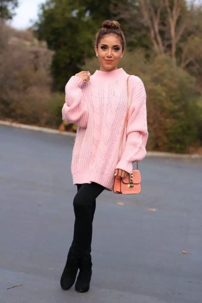 Suéter rosa (62 fotos): Qué usar, suéter, suavemente rosa, esponjoso, rosa pálido, rosa gris, rosa brillante 1039_12