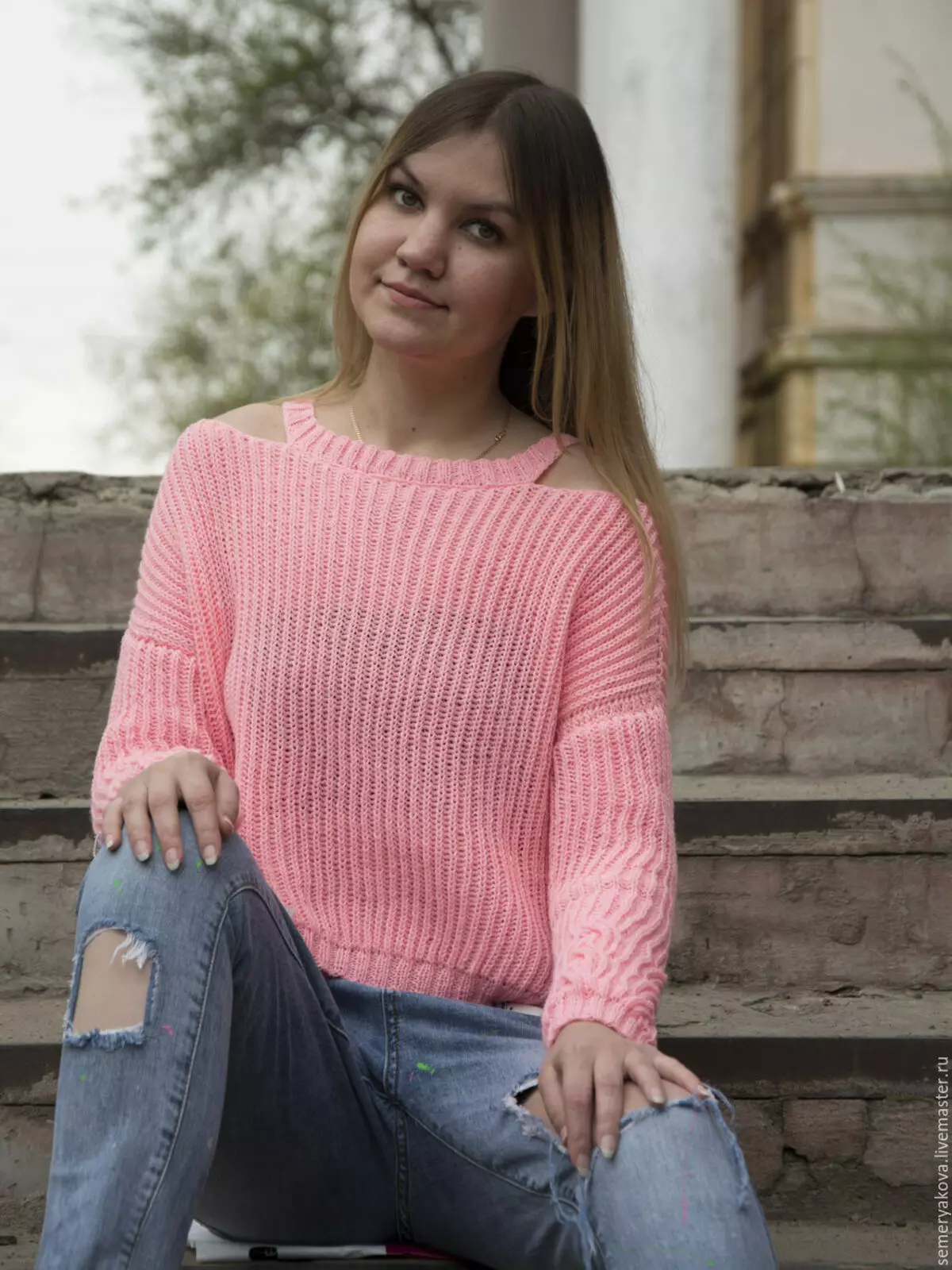 Suéter rosa (62 fotos): Qué usar, suéter, suavemente rosa, esponjoso, rosa pálido, rosa gris, rosa brillante 1039_18