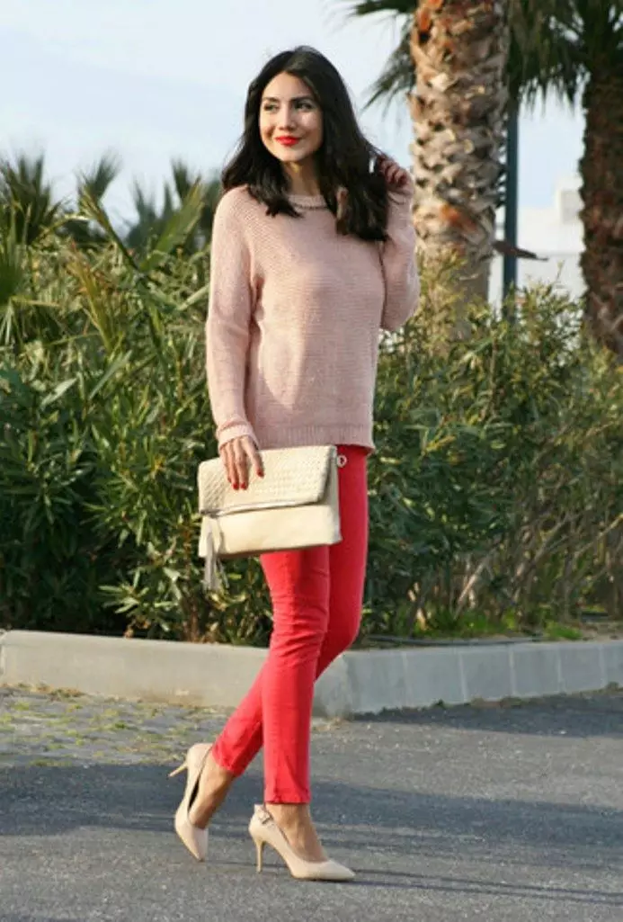 Suéter rosa (62 fotos): Qué usar, suéter, suavemente rosa, esponjoso, rosa pálido, rosa gris, rosa brillante 1039_24