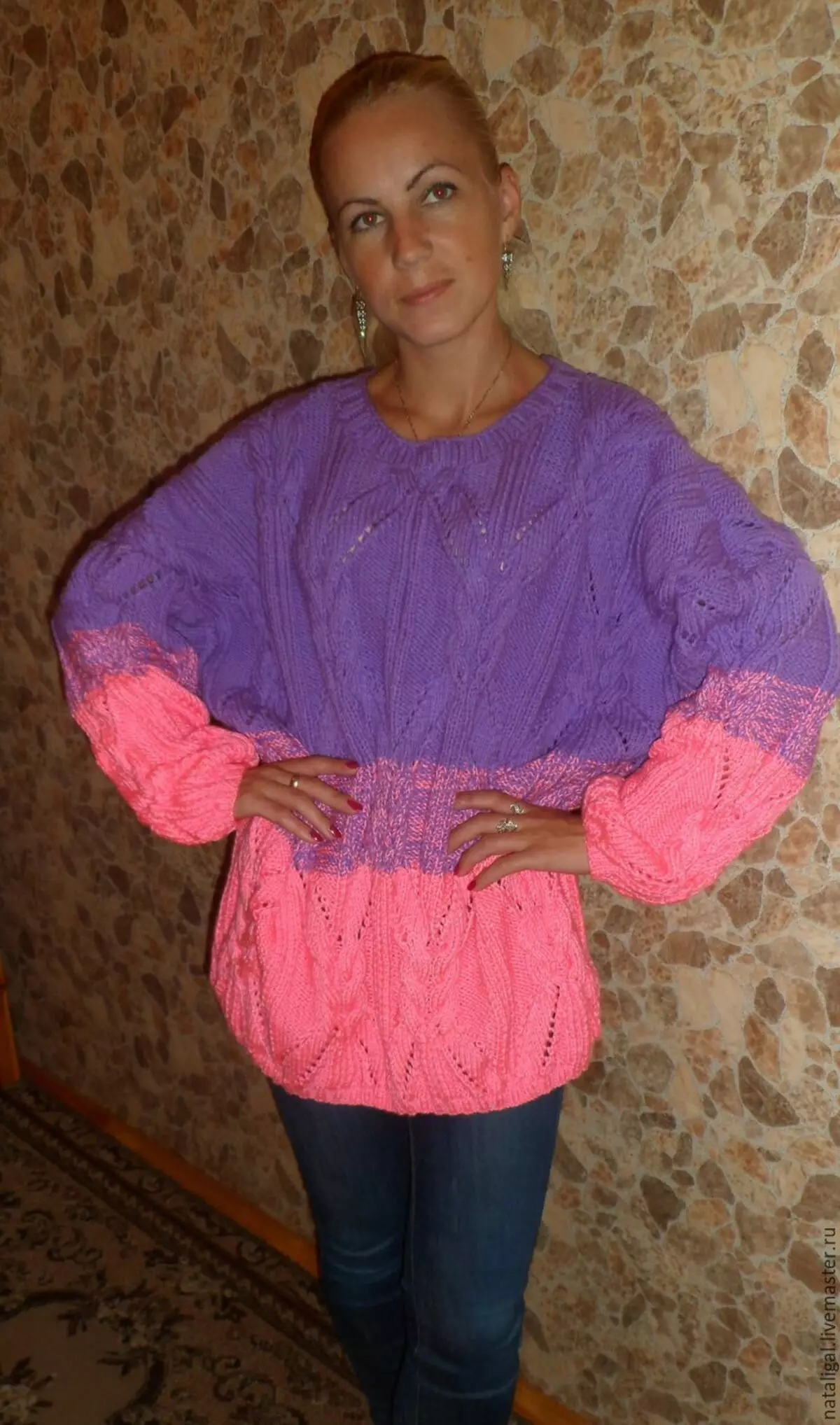 Suéter rosa (62 fotos): Qué usar, suéter, suavemente rosa, esponjoso, rosa pálido, rosa gris, rosa brillante 1039_26