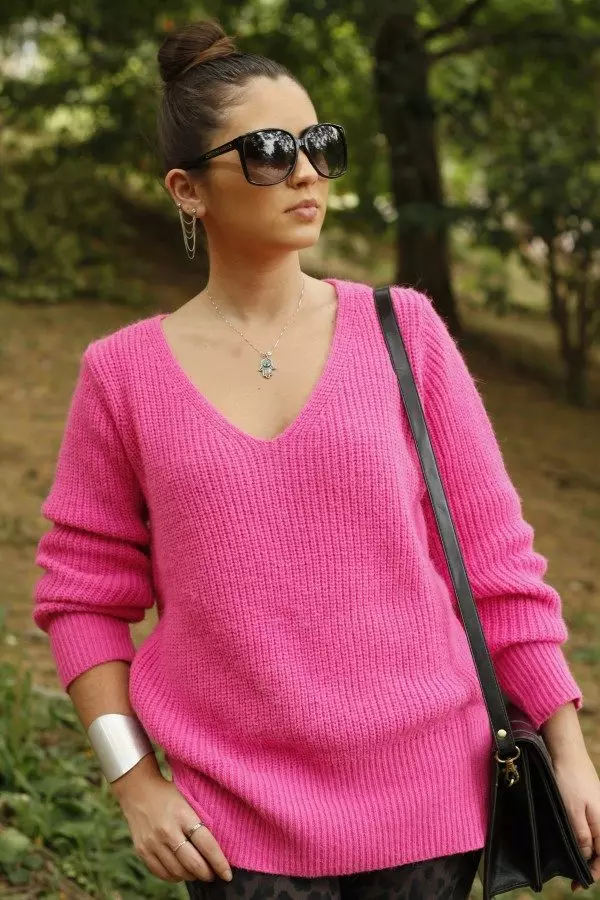 Suéter rosa (62 fotos): Qué usar, suéter, suavemente rosa, esponjoso, rosa pálido, rosa gris, rosa brillante 1039_4