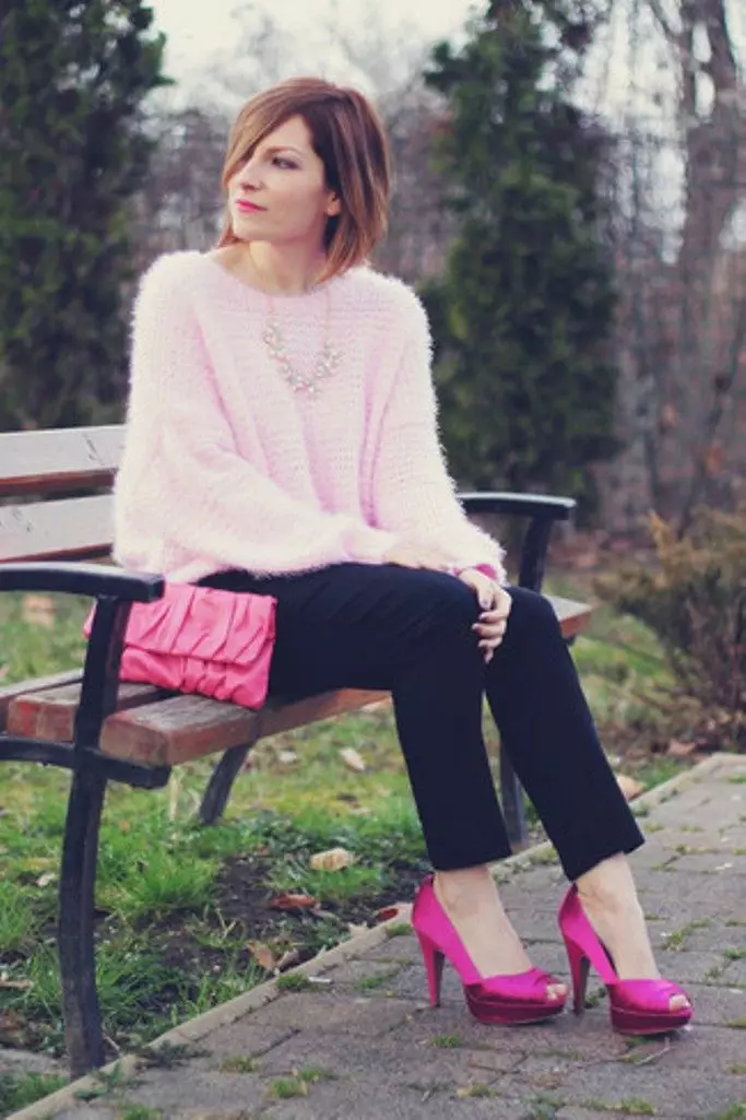 Suéter rosa (62 fotos): Qué usar, suéter, suavemente rosa, esponjoso, rosa pálido, rosa gris, rosa brillante 1039_44