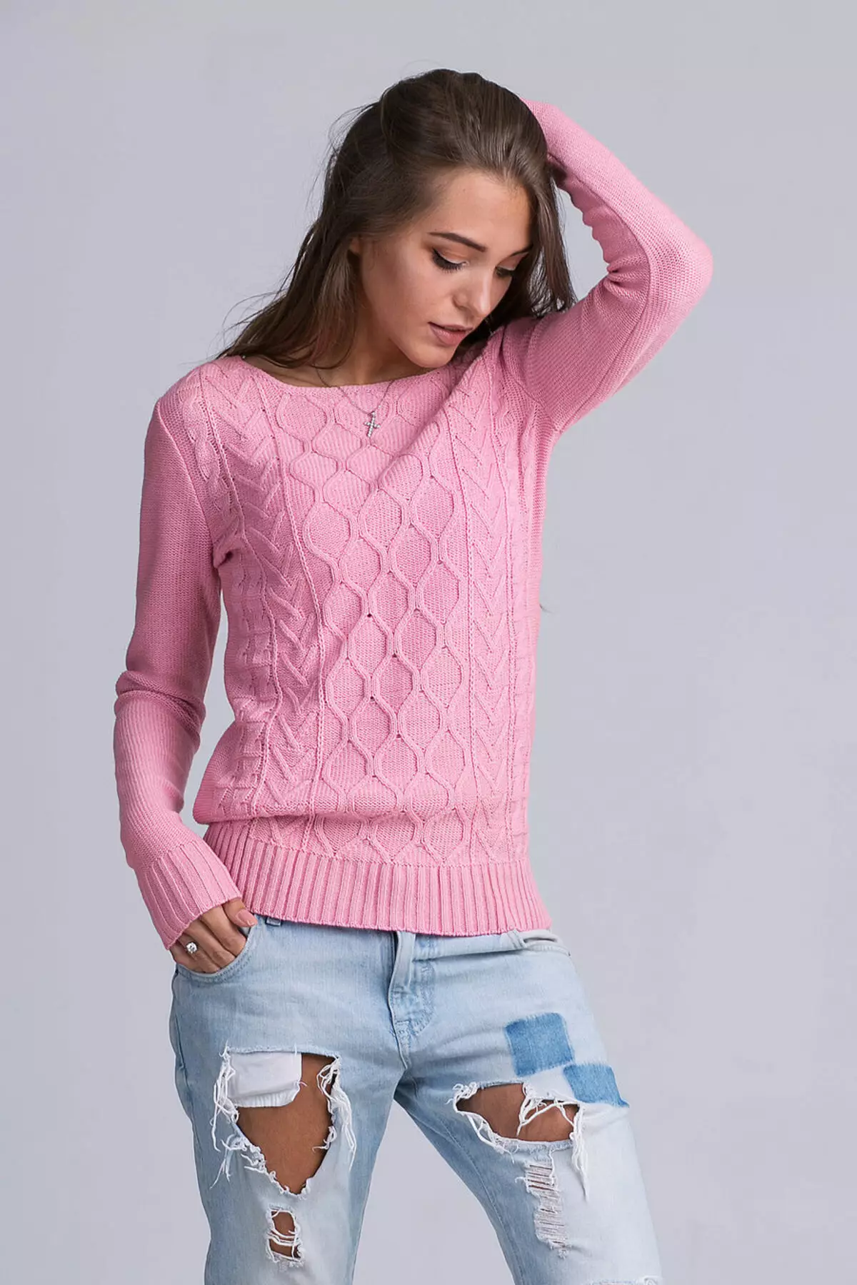 Suéter rosa (62 fotos): Qué usar, suéter, suavemente rosa, esponjoso, rosa pálido, rosa gris, rosa brillante 1039_55