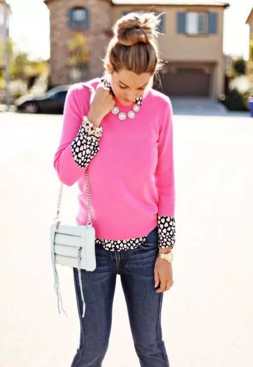 Suéter rosa (62 fotos): Qué usar, suéter, suavemente rosa, esponjoso, rosa pálido, rosa gris, rosa brillante 1039_59